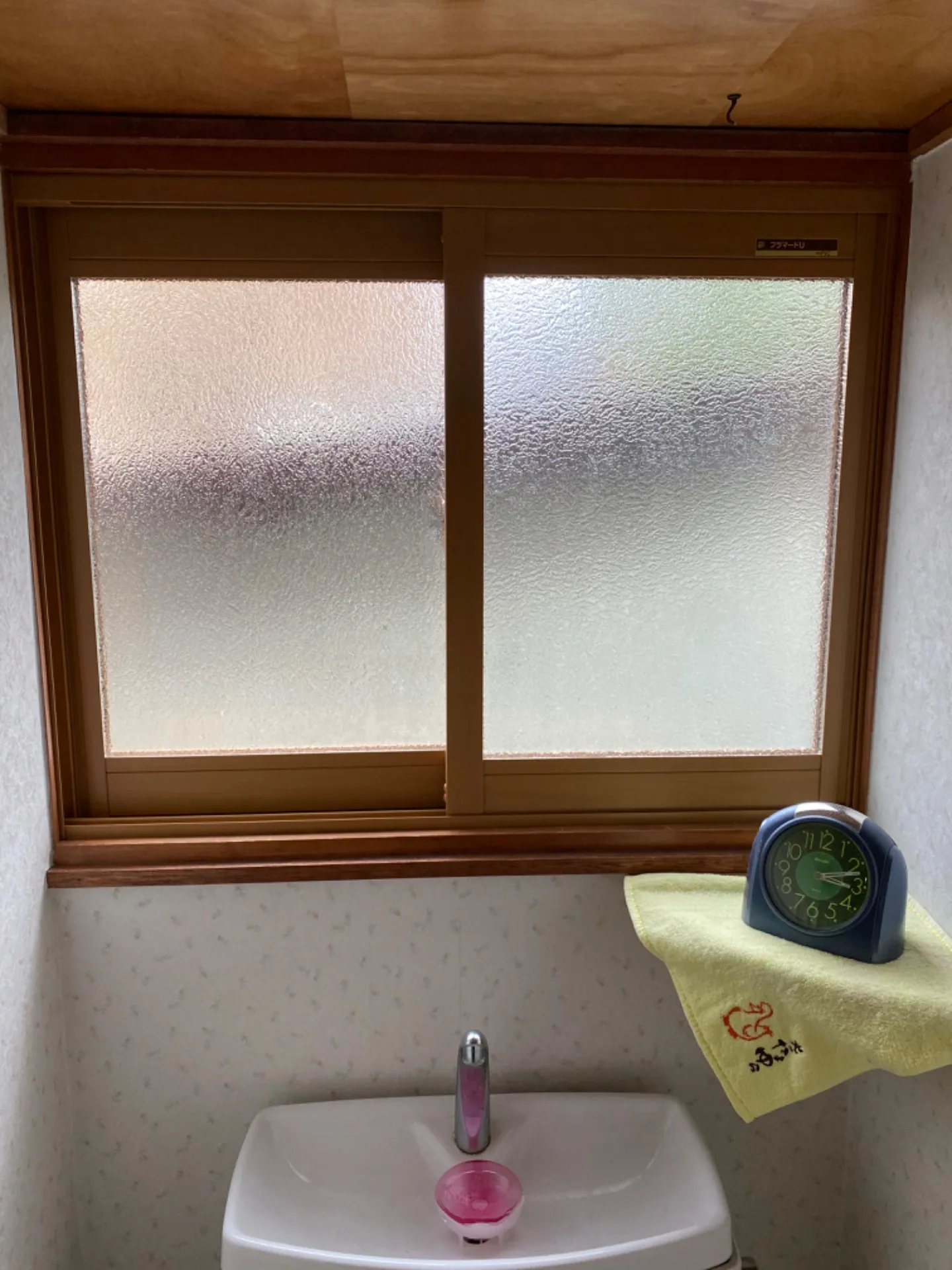 木枠製から樹脂製内窓へ入れ替えることで、開閉の快適さに加え断熱性も大きくアップ致します。